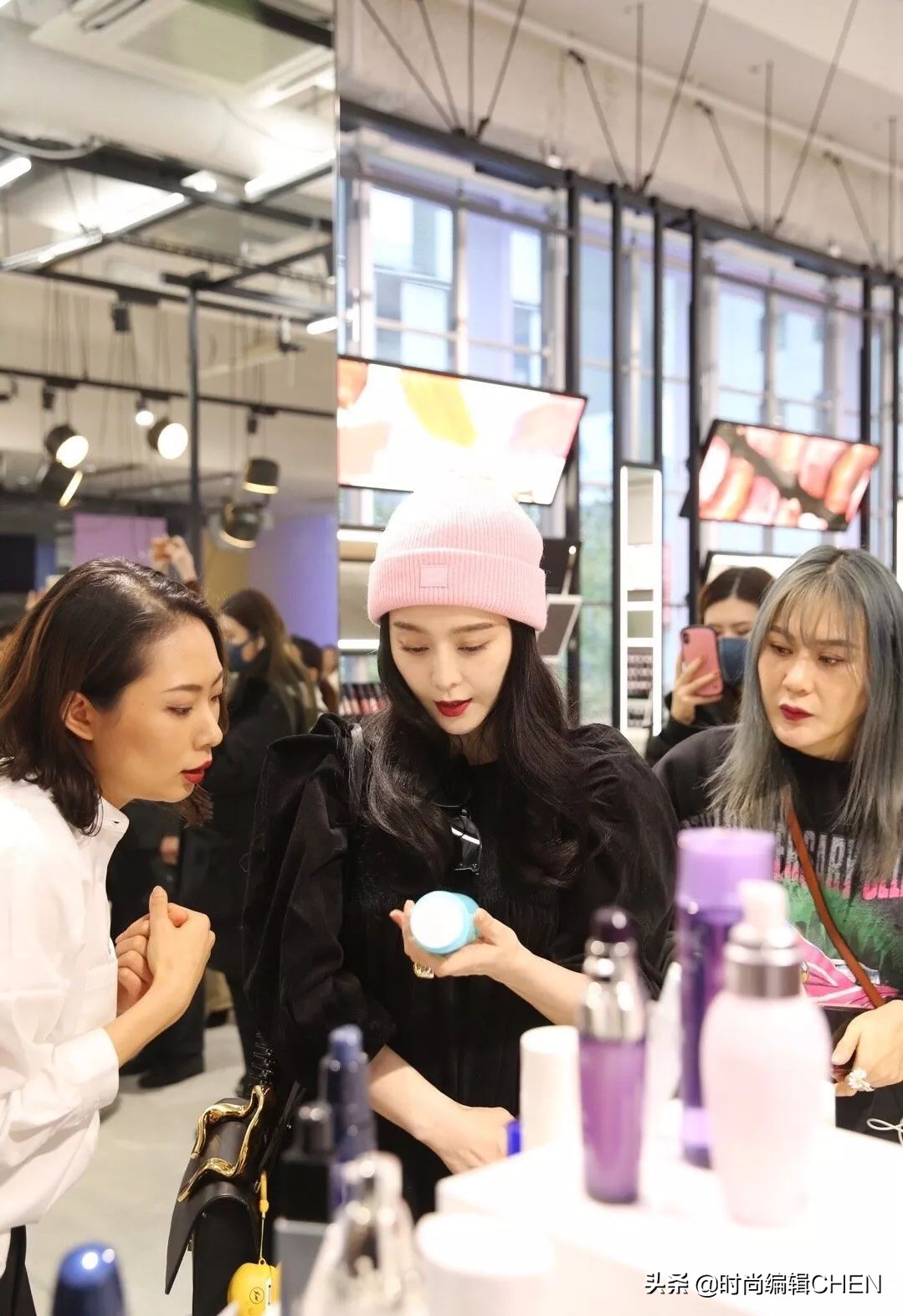 范冰冰现身穿搭抢镜 (范冰冰香港逛街显潮流)