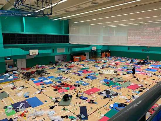 直击港理工:桌椅被烧得只剩框架、有上百枚汽油弹