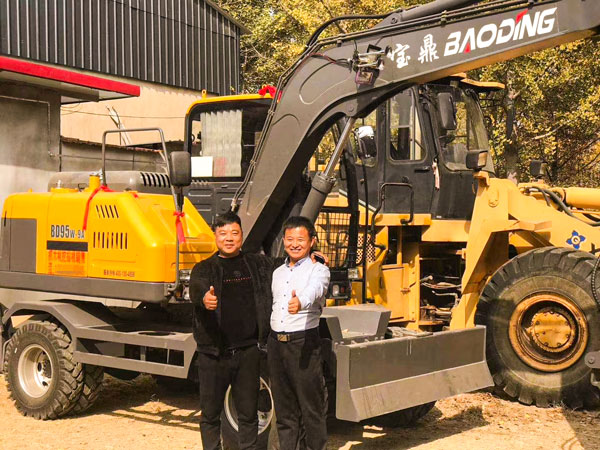 轮式挖掘机基本操作和讲解,轮式挖掘机简单吗