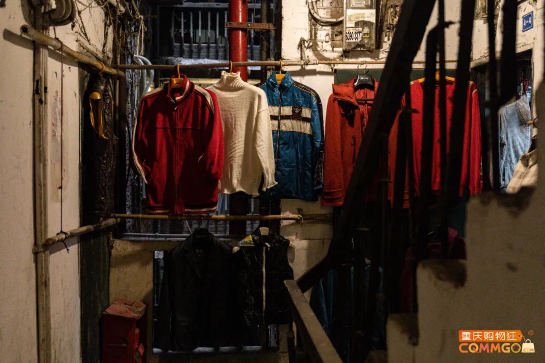 解放碑一层楼卖衣服,解放碑二手衣服市场