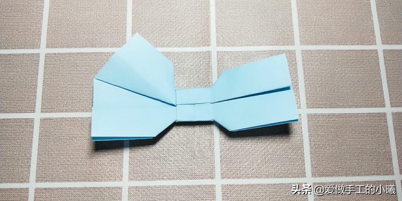 儿童折纸简单手工幼儿园蝴蝶结,蝴蝶结手工折纸超简单正方形纸