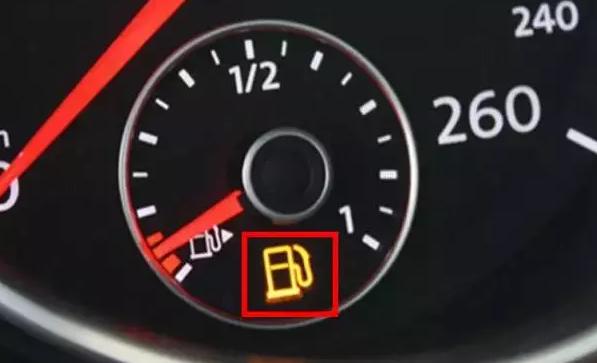 把车跑到没油是种什么体验,汽车开到没油熄火是不是很严重