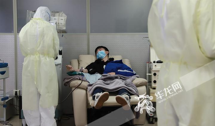 怕痛不敢献血的“90后”成为重庆首例捐献血浆者他说“别人救了我,我也想救别人”