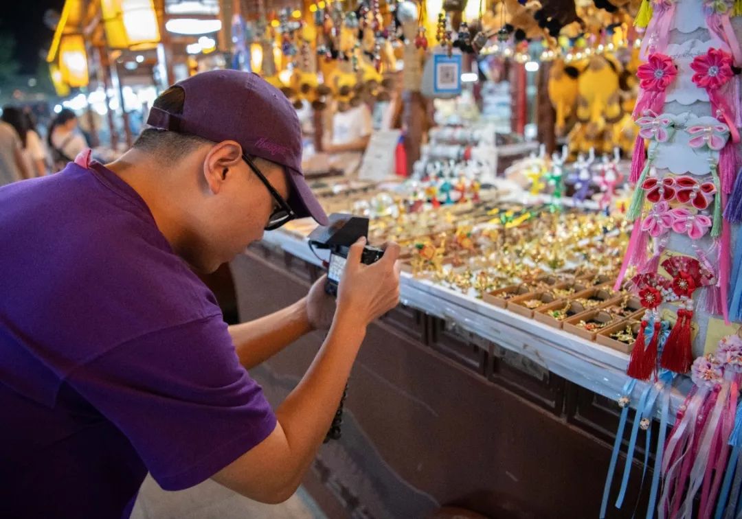 甘肃敦煌什么地方有沙金,敦煌莫高窟在甘肃的什么地方