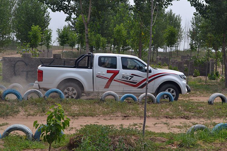 19款长城皮卡风骏7越野视频,中国生产的6驱皮卡
