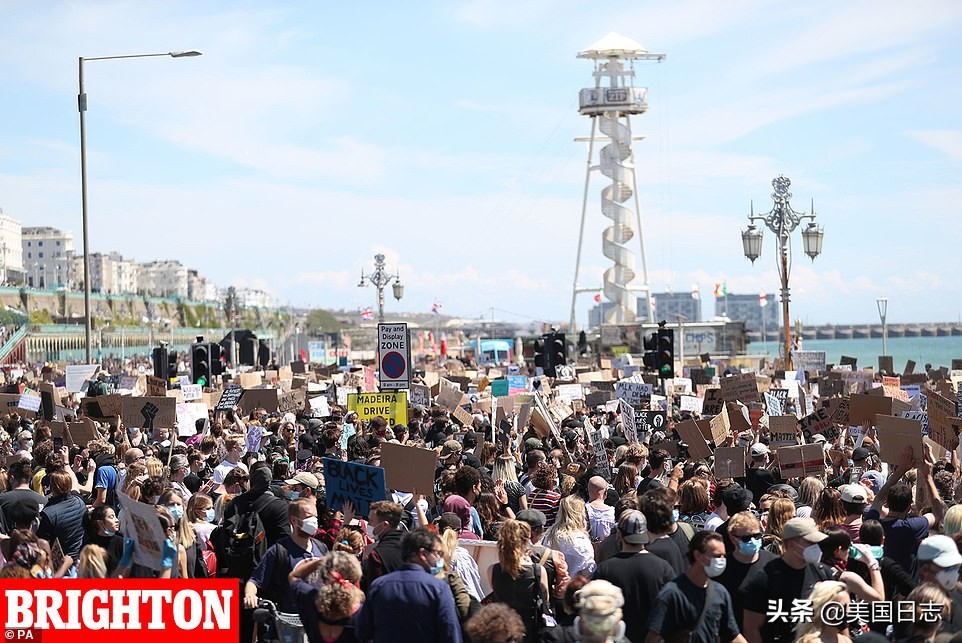 英国抗议人群与警方爆发冲突,英国白人右翼和反种族主义