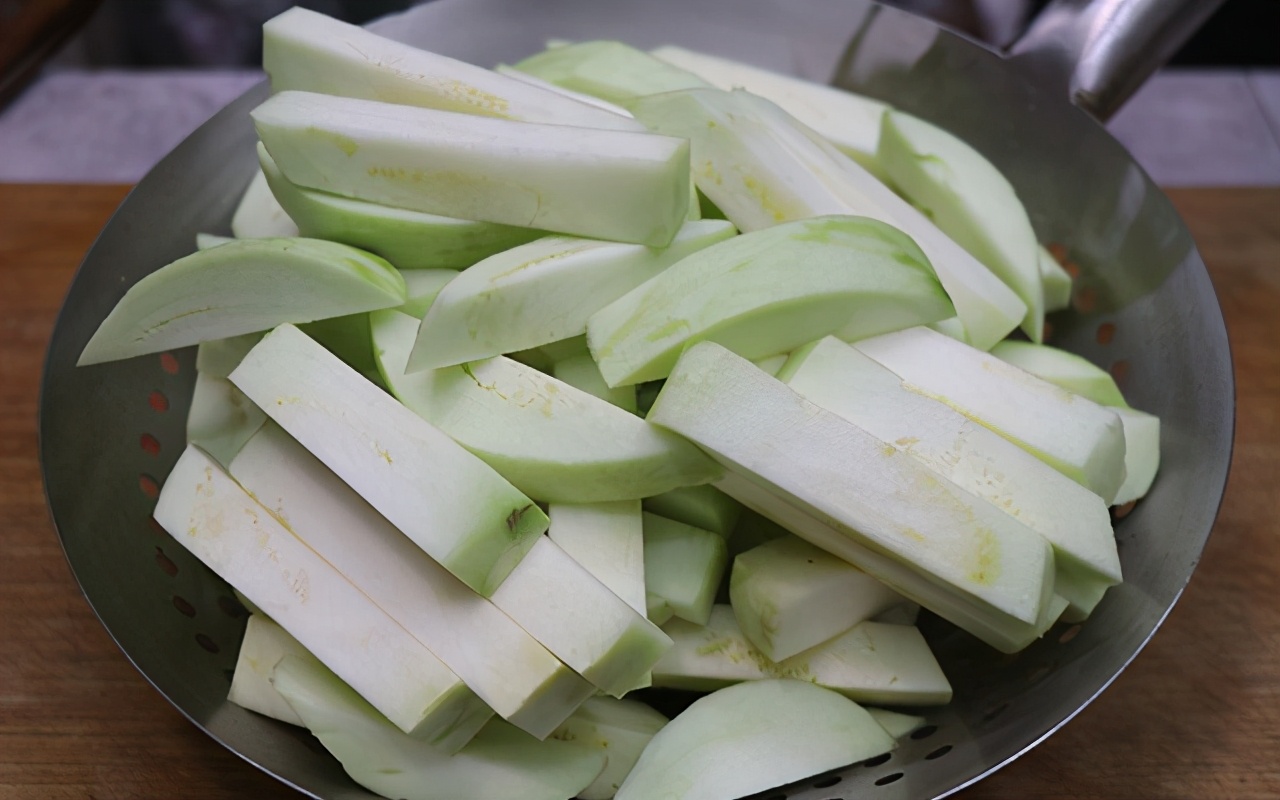 茄子烧青椒最好吃的做法,茄子炒辣椒菜谱最正宗的做法