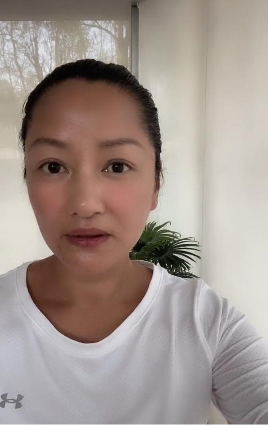 瞿颖真是太会保养了，48岁的年纪皮肤状态似少女，谁看了不羡慕