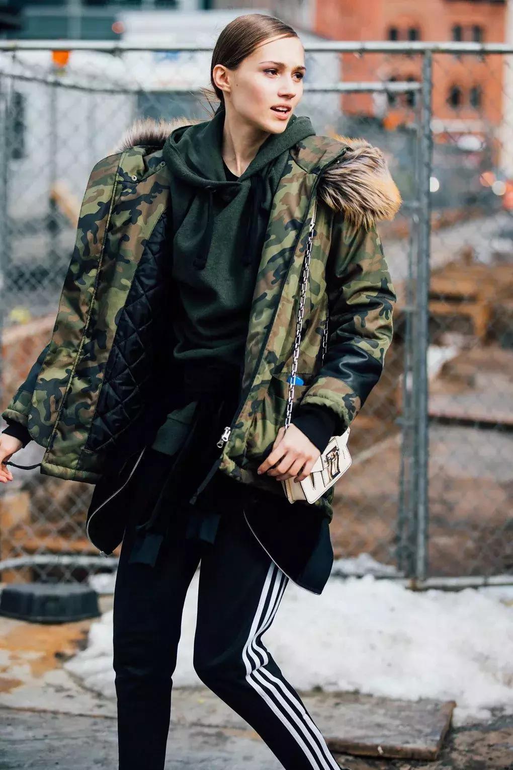 卫衣羽绒服最保暖时髦的冬季搭配,羽绒服卫衣简直时髦