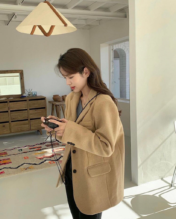 韩国小姐姐穿搭街拍,黑色针织衫长款外套韩系搭配