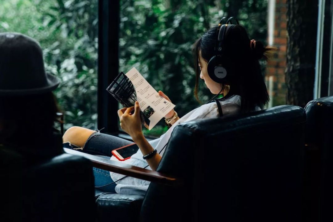 放弃城市40万年薪，夫妻躲进深山造出“最美书店”引600万人围观