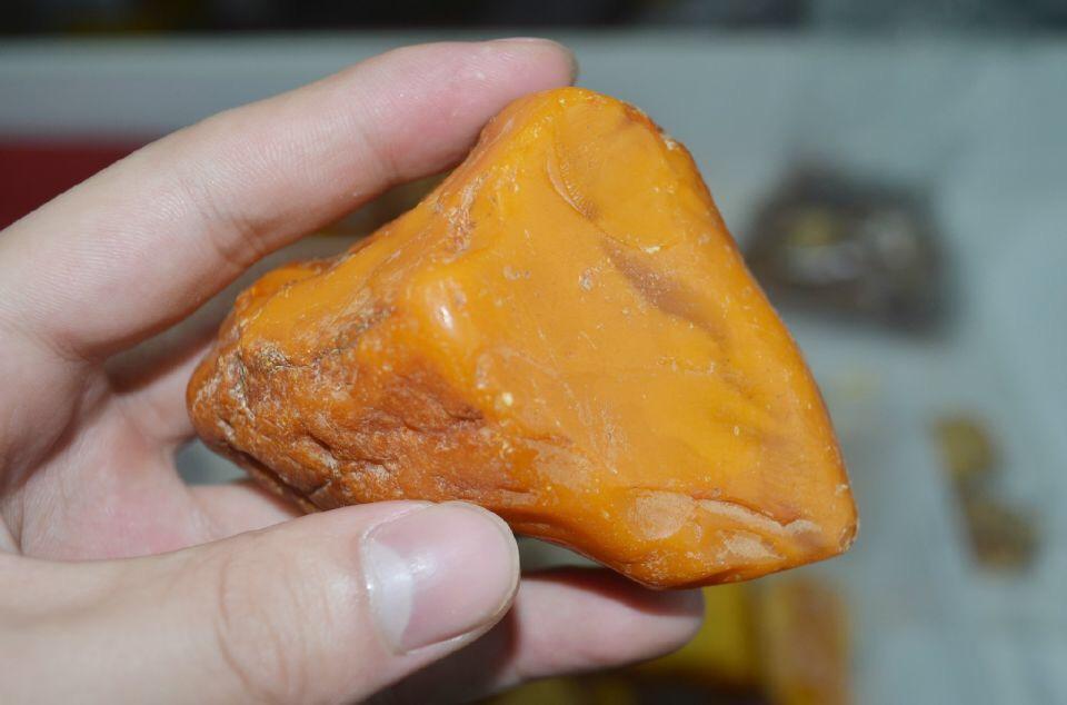 海边捡瓶子赚钱,国外捡蜜蜡