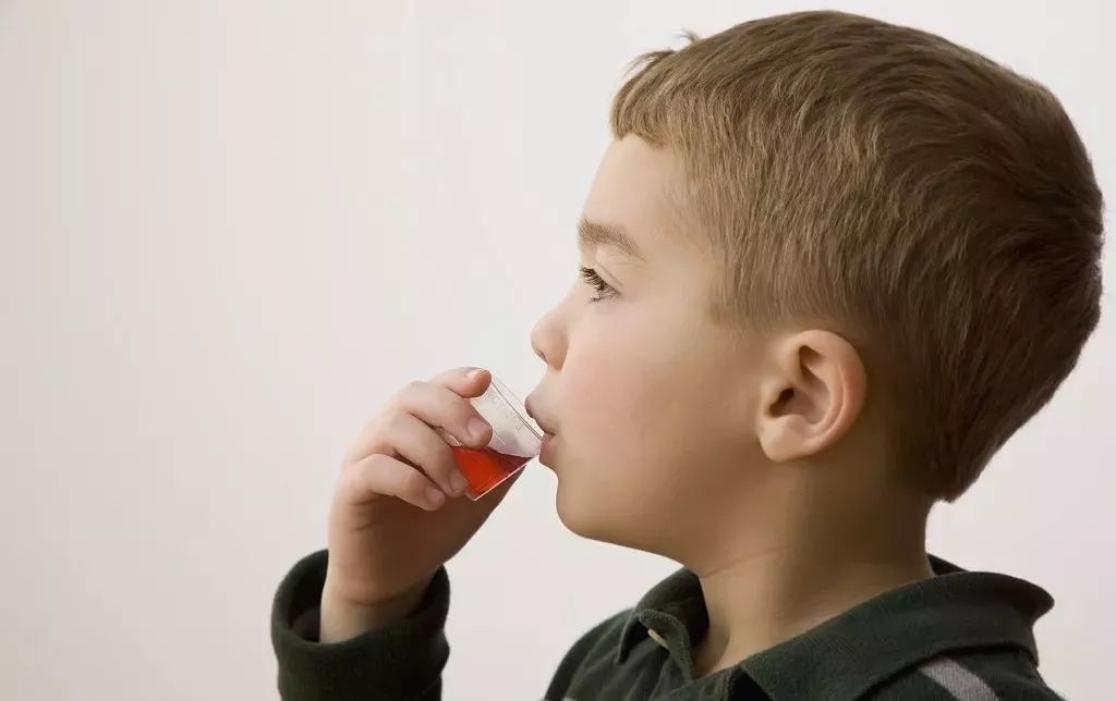 小孩嘴巴上火了红肿溃烂不吃饭,小孩口溃烂是咋回事