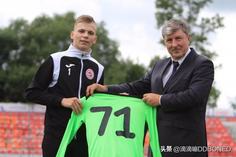 命大！俄少年戴金属项炼足球场上遭雷击幸存