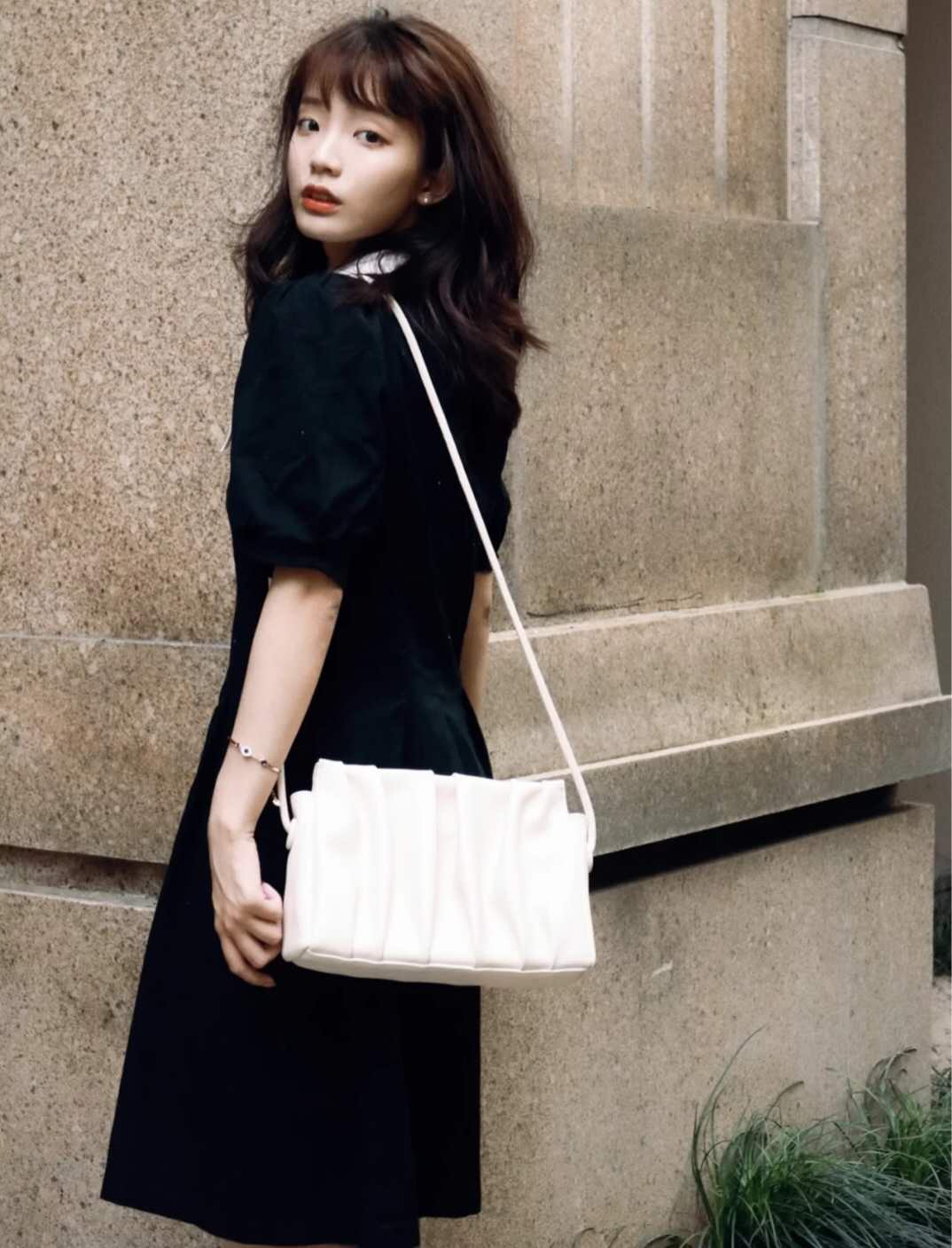 黑色裙子搭什么颜色的腰带,黑色裙子穿什么颜色裤袜好看