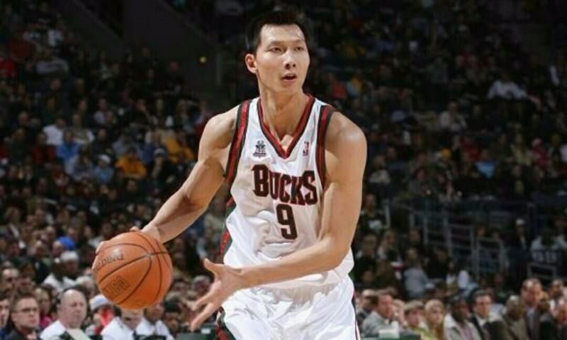 易建联生涯高光时刻,易建联职业生涯突破一万分崴脚