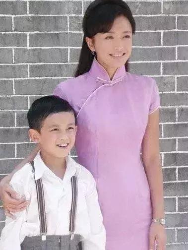 这篇春晚穿搭主要是来回(应)馈(付)社(老)会(板)的!