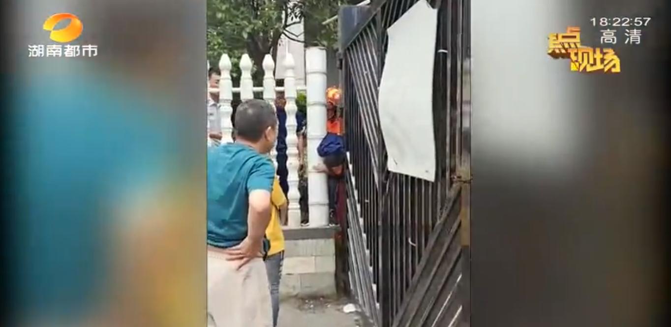 小区有这样的门一定要注意！长沙公园尚小区?8岁男童头卡围栏，着急回家结果被卡住了