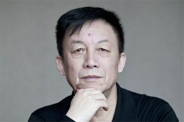 余秋雨自称不识易中天,那易中天因何会瞧不起余秋雨?