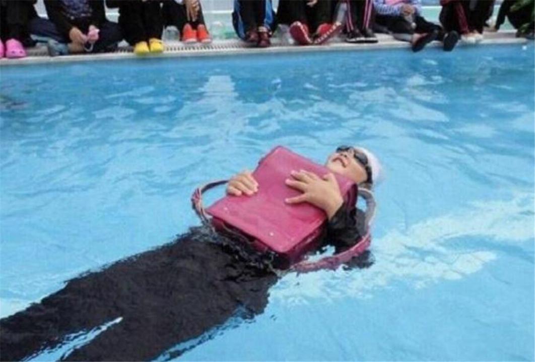 日本小学生的书包放什么？比中国孩子的书少，但这些东西很重要