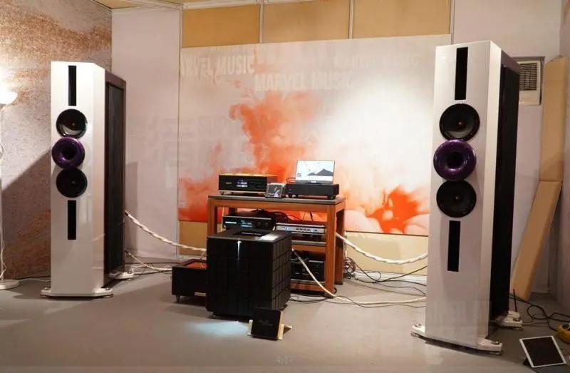 这只“火鸟”是白色的，CessaroFirebird扬声器