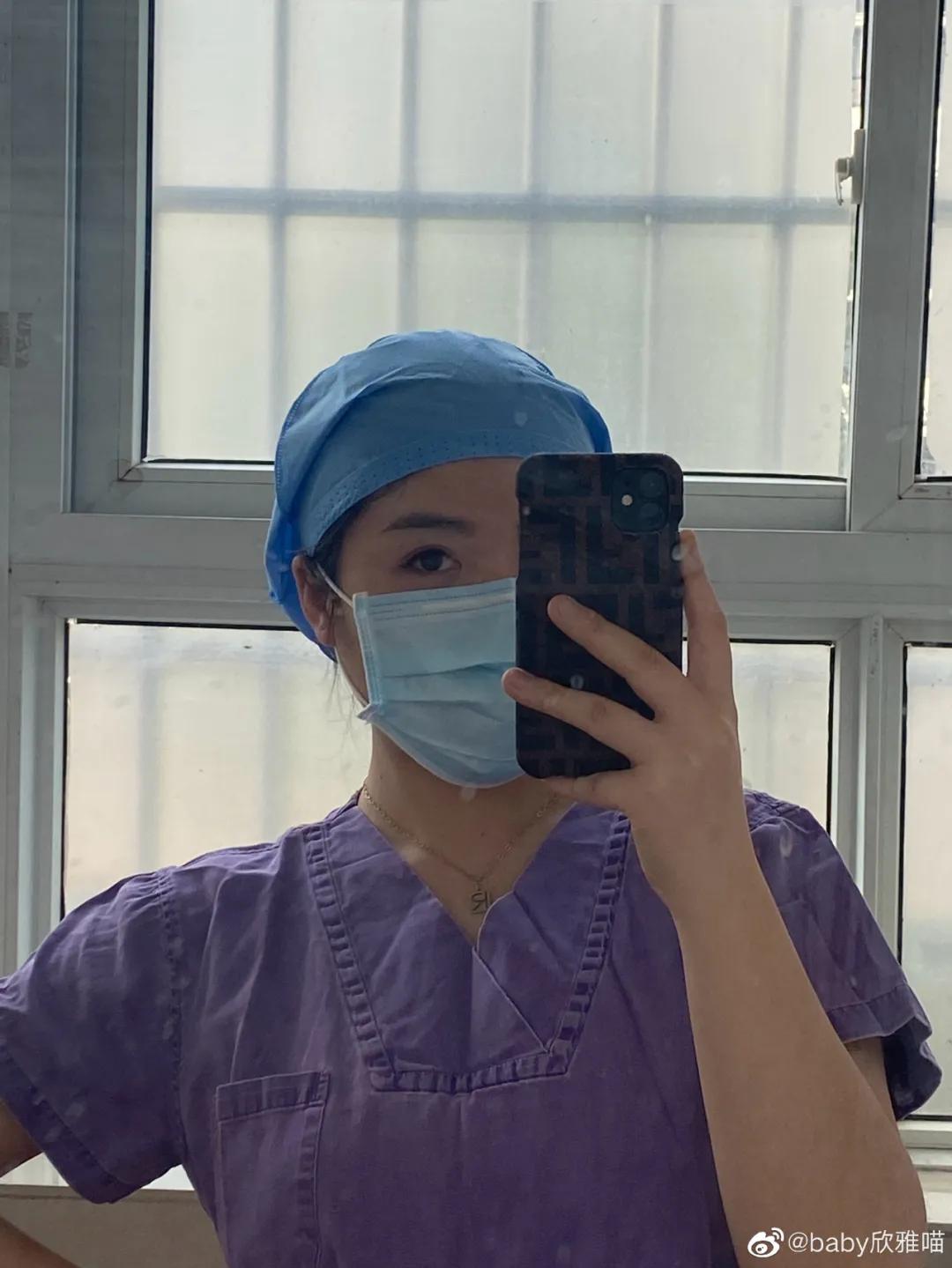 四川护士脱掉制服，却遭网友炮轰：现在的护士真会玩？