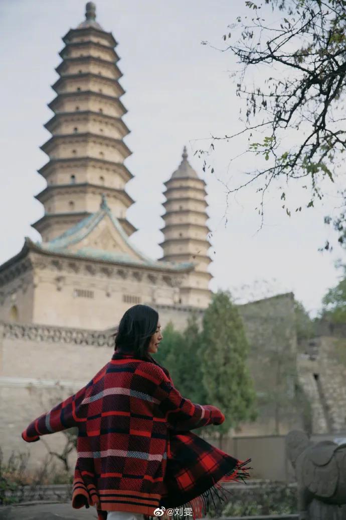 模特拍照姿势怎么调,模特拍视频如何保持松弛感