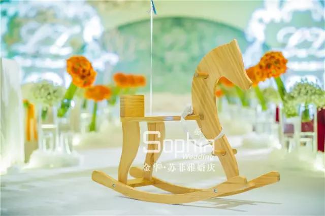 结婚请帖给姐姐姐夫一家怎么写,奶奶健在孙子结婚的请帖怎样写