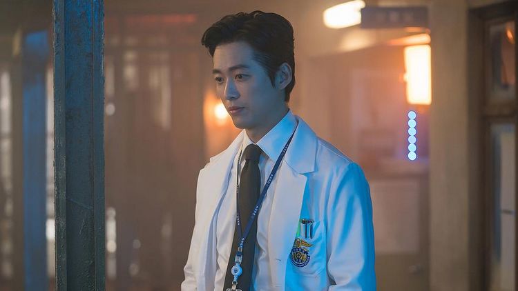 精神病患者从疯人院逃出,精神病院逃不出来的精神病人