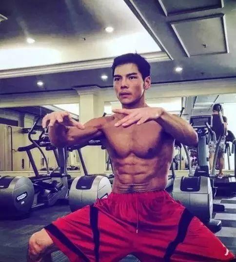 向佐健身练腰,向佐一身肌肉怎么锻炼的