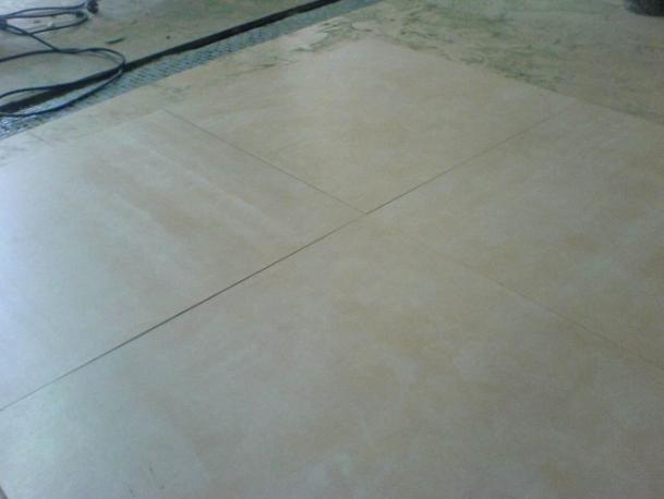 地板瓷砖裂开拱起是什么原因,厨房墙面瓷砖拱起要怎么处理