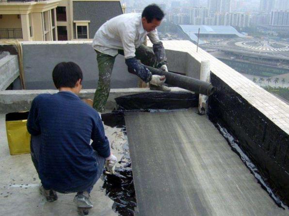 楼上漏水屋顶损坏赔偿标准,楼房的屋顶漏水找谁赔偿