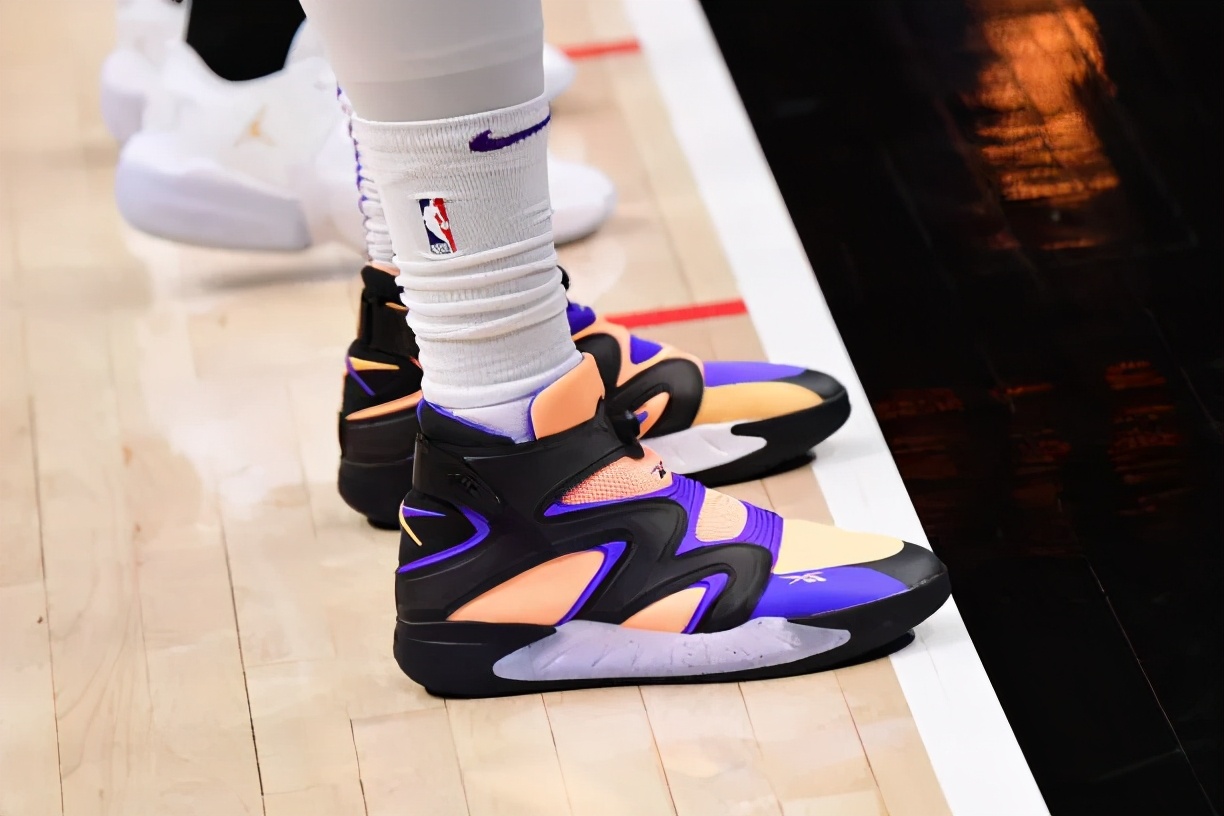 nba球星上脚安踏野球帝联名鞋,安踏携欧文新配色亮相