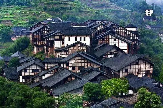 我喜欢去古镇，喜欢它那安详而宁静的气息