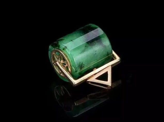 佩戴翡翠有什么气质,翡翠路路通戴在身上的效果