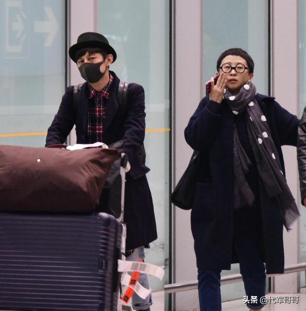 何炅当街牵手摸脸,何炅与神秘男子深夜街头亲密互动