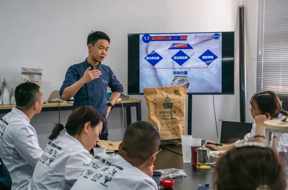 披萨烤完为什么会回缩,烤箱做披萨怎么不回缩