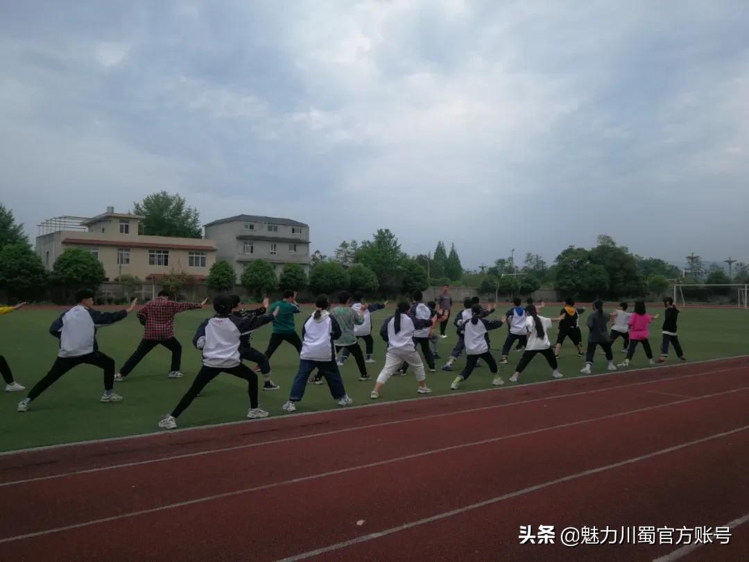 结伴而行共同成就：江油中学与彰明中学开展教育共同体活动