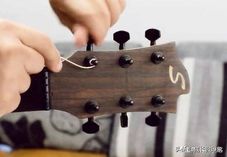 民谣吉他琴弦更换教程,民谣吉他更换琴弦详细教程