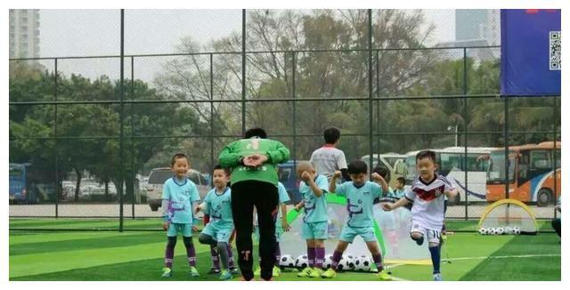 滕巍年轻时照片,滕巍脱衣庆祝