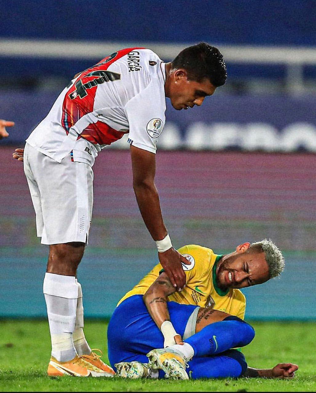 阿根廷传奇名宿：我想给内马尔屁股一脚，他比梅西差远了