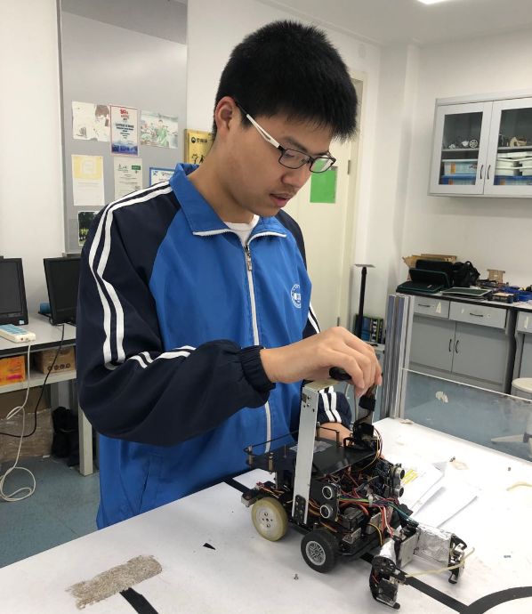 科技榜样丨8中关正：自学大学课程，国际机器人大赛为国争光