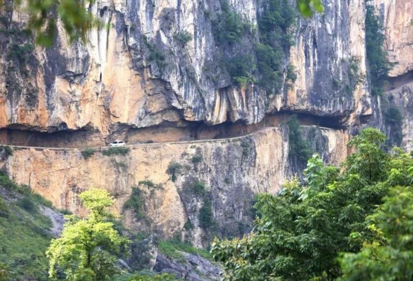 贵州大山悬崖上的一条小路,贵州大山上一条危险的悬崖公路