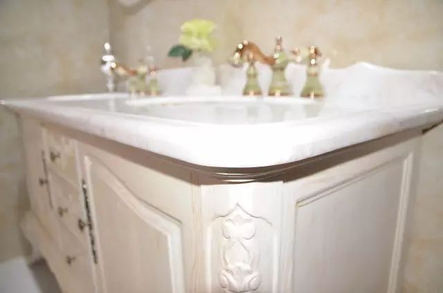 卫生间的浴室柜如何选择,卫生间卫浴柜怎么选