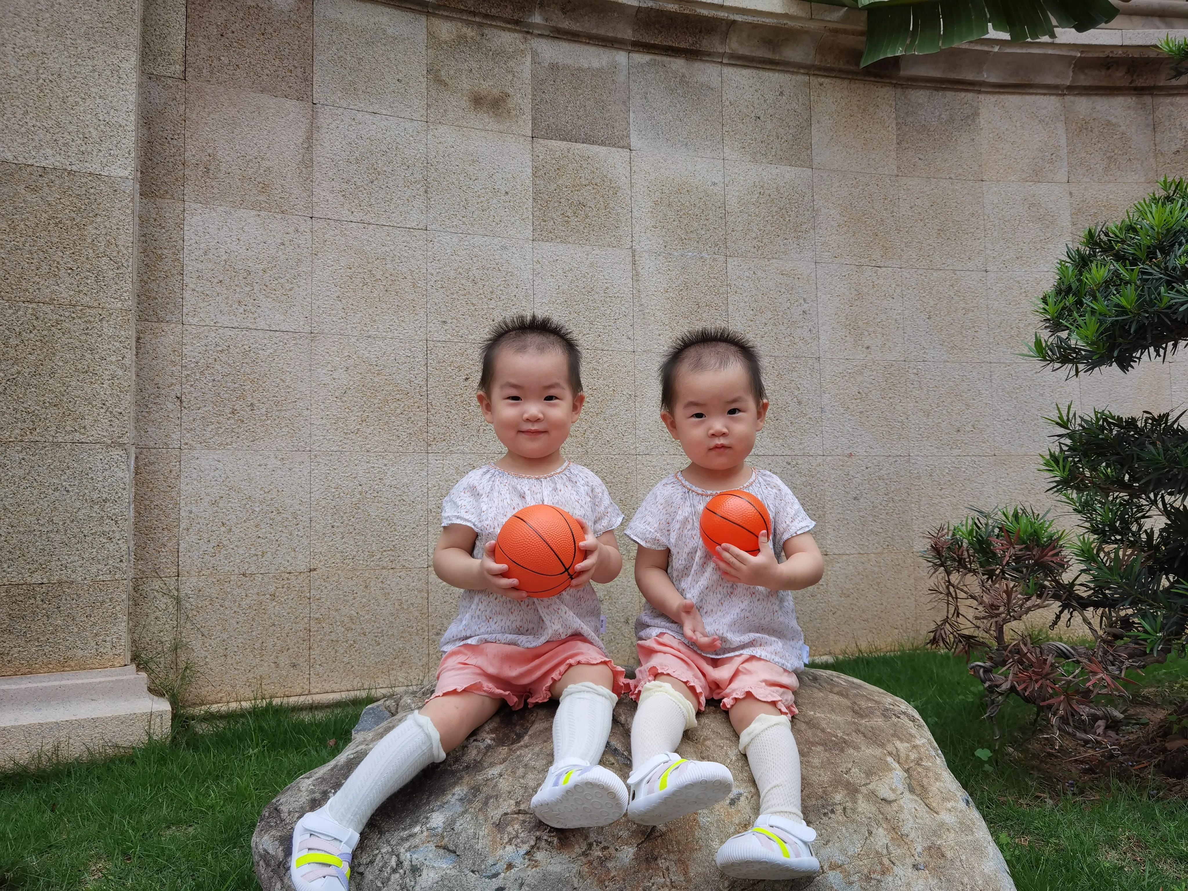 双胞胎婴儿一起发烧,1岁宝宝手足口病持续高烧怎么办