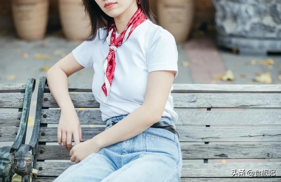 丝巾的气质系法,一条小小的丝巾可以点缀你的气质