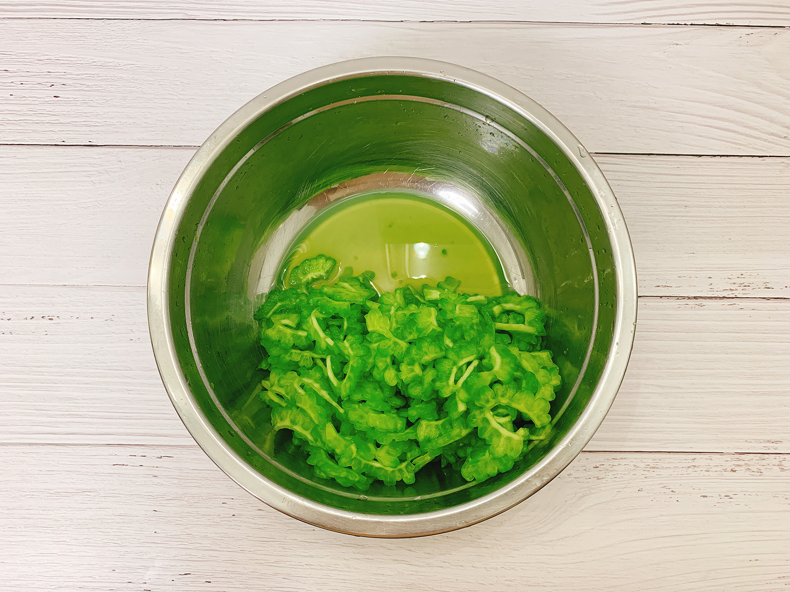 苦瓜炒之前一定要焯水吗,炒苦瓜要不要去籽