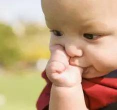 宝宝揉眼睛抓头发是怎么了？这6个“婴语”3个“手语”你懂吗？