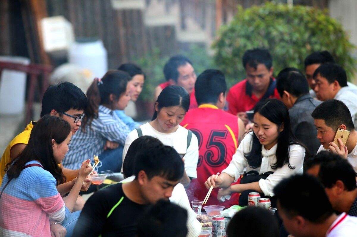 985农村大学生的无奈：读冷门专业，县城回不去，大城市留不下