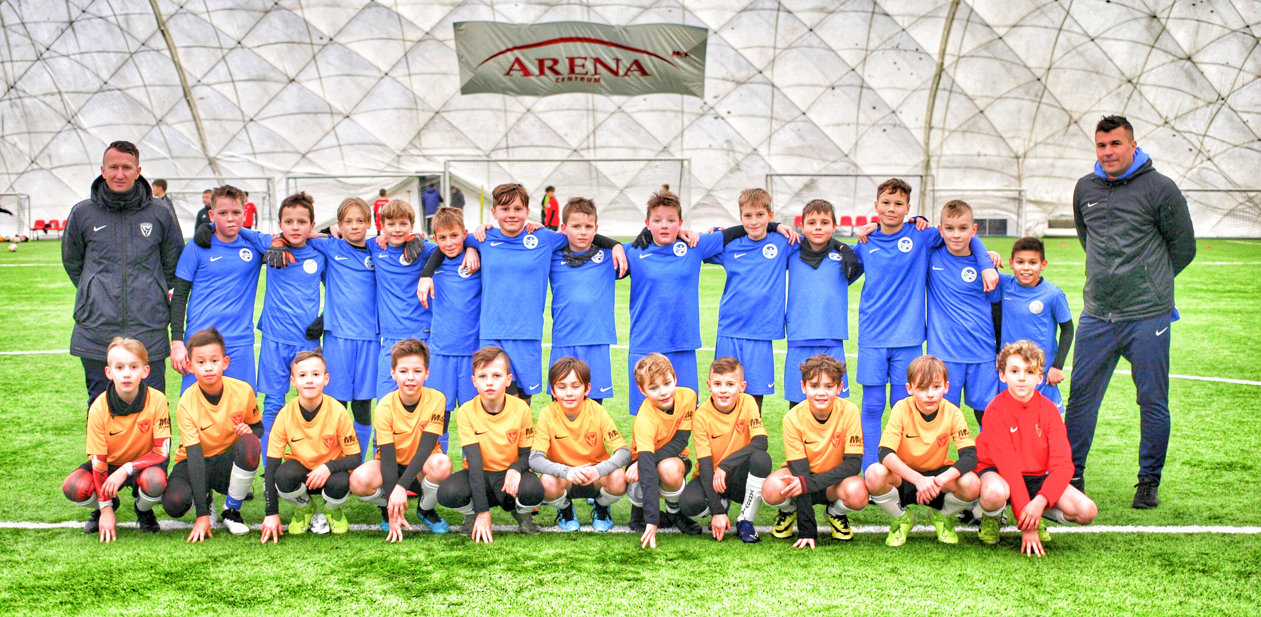 带娃出国踢球上学,带娃留洋踢球